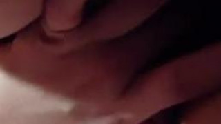 ［露臉］調皮小妹居然露出她的小縫縫～摸完在試味道 （有影）熱い日本の性交