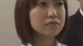 エレベーターの扉に挟まれた女子高生がレイプされちゃう動画熱い日本の性交